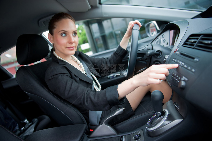 妇女在驾驶汽车时图片