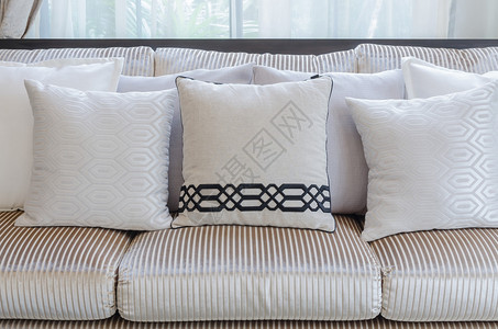 家里古典风格沙发上的白色枕头图片