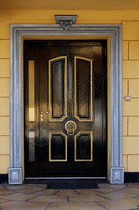 房子门口有说唱歌手的旧门图片