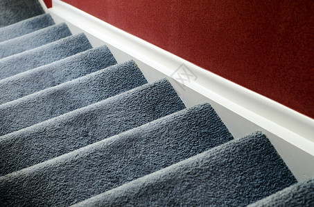 家里有地毯的楼梯图片