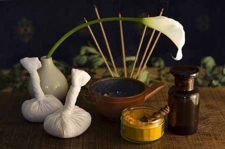 阿育吠陀中使用的姜黄香料油碗和瓶子以及膏药丸的排列图片