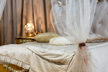 卧室里漂亮窗帘的特写图片