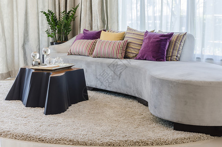 家里客厅现代沙发上的彩色枕头图片