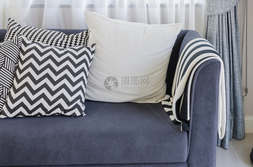 家里客厅蓝色沙发上的黑白枕头图片