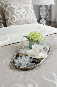 家中豪华卧室的茶杯和植物托盘图片