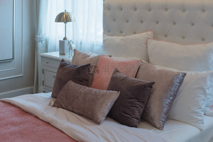 豪华套房卧室床上配有粉色枕头室内图片
