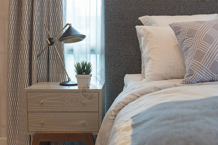豪华卧室风格在王冠大小的床上套枕头图片
