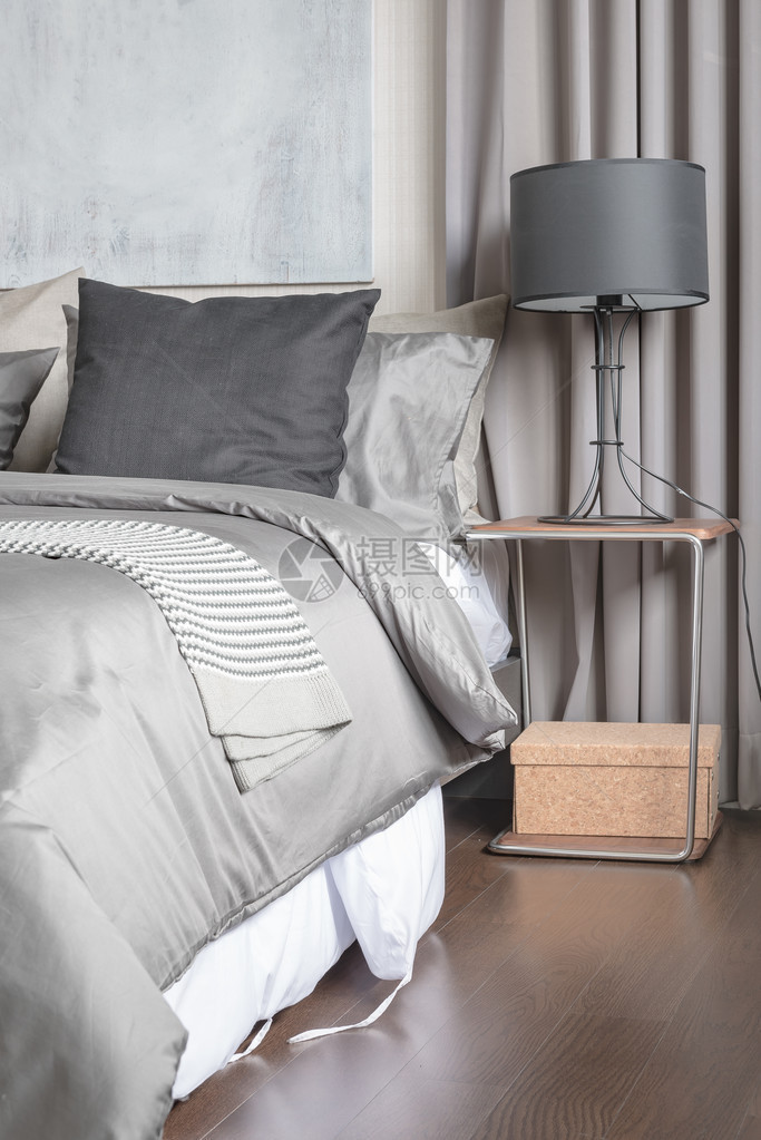 现代卧室白色床上的灰色枕头木图片