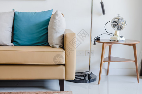 现代沙发家里的木圆桌配枕图片