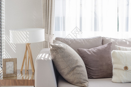 现代客厅配有沙发和家中桌边的木灯图片