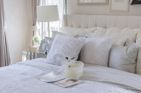 家里床上有白色枕头的豪华卧室图片