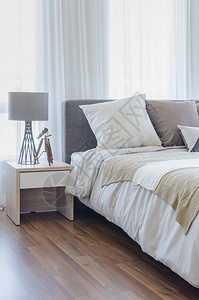 现代床上的枕头现代卧室木图片