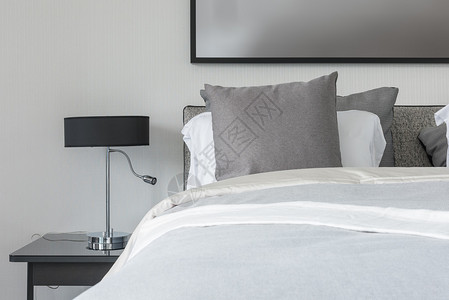 现代卧室白色床上的灰色枕头木图片