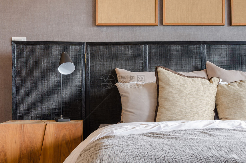 家里卧室里有枕头和灯的现代黑床图片