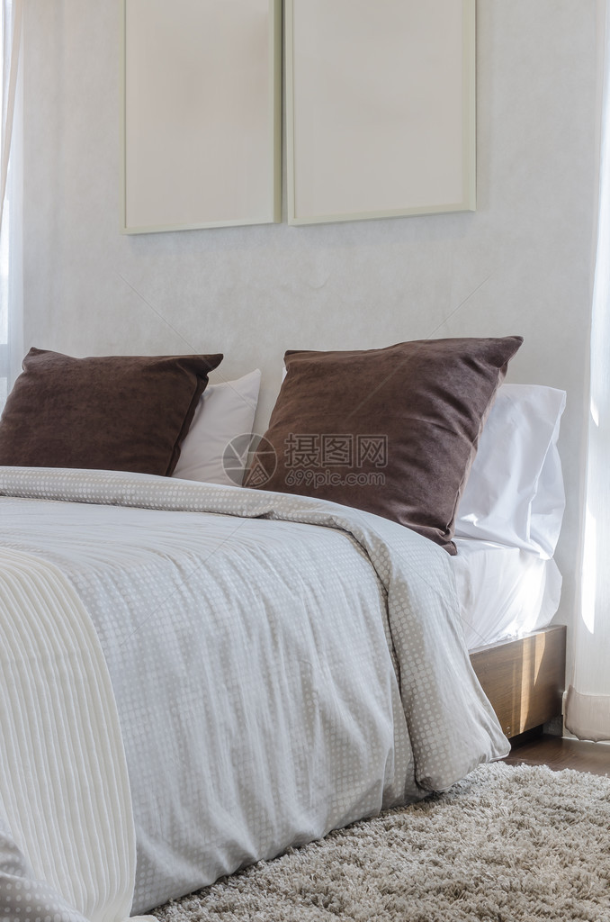 卧室床上的棕色枕头图片