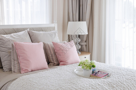 床上有粉红色枕头家图片