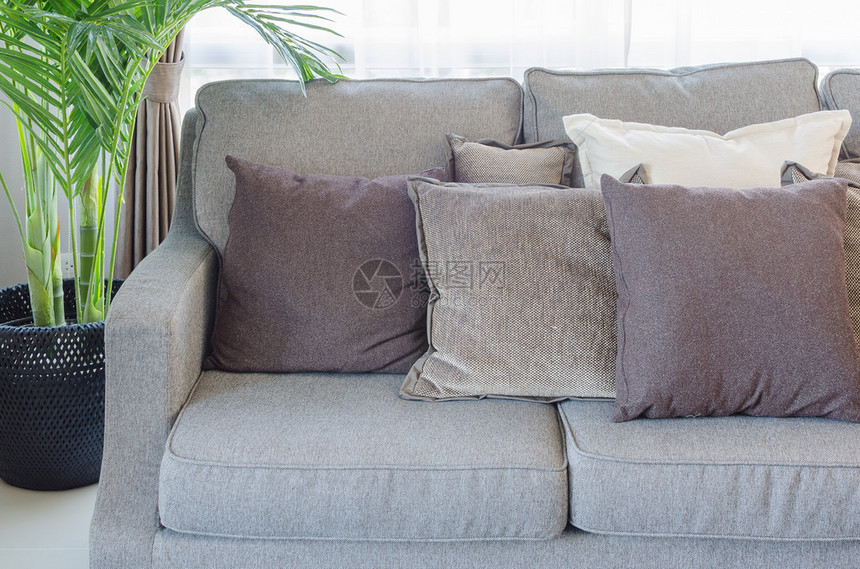 现代灰色沙发起居室有枕头和图片