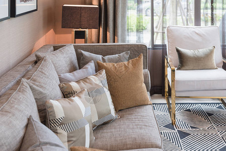 传统的客厅风格有一套沙发和枕头图片