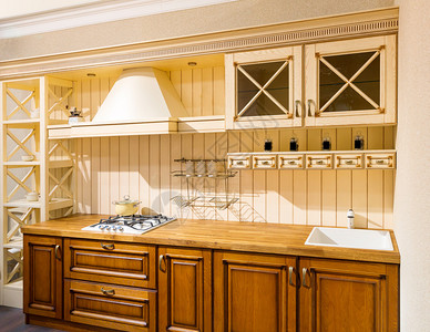 现代宽敞的厨房内部配有木制家具图片