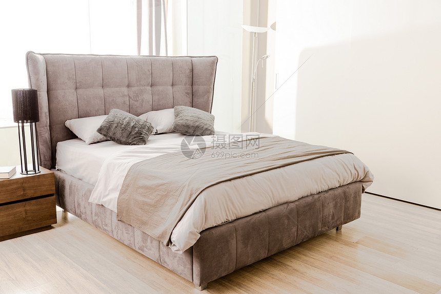 现代卧室内部有软的灰色床的图片