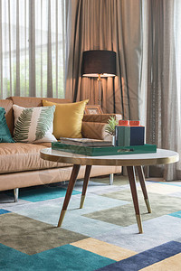 现代客厅风格棕色沙发上套枕头室内图片