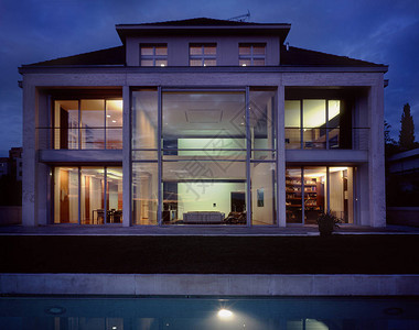 晚上有游泳池的大型家庭住宅图片