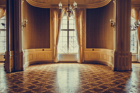木制窗户配有老式窗帘和方形造型米色缎面窗帘一间空房间的内部图片