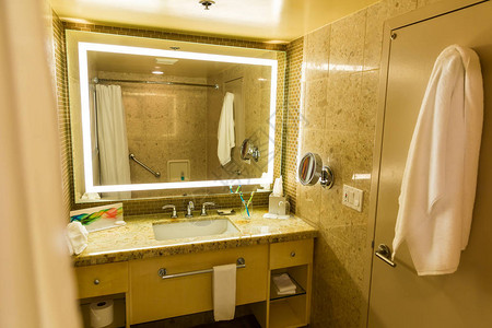 带大镜子的酒店浴室或卫生间的豪华内饰图片