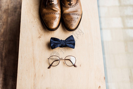 木架上的鞋领弓和眼图片
