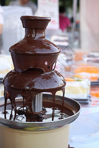 蘸棉花糖的巧克力火锅喷泉图片
