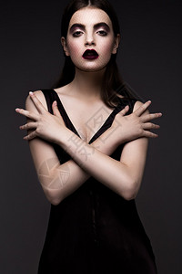 黑化妆的美容时装模特女郎深唇膏背景图片