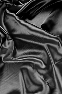 黑丝织物褶皱的特写图片