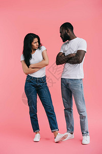 愤怒的非裔美情侣用粉红背景双臂对着图片