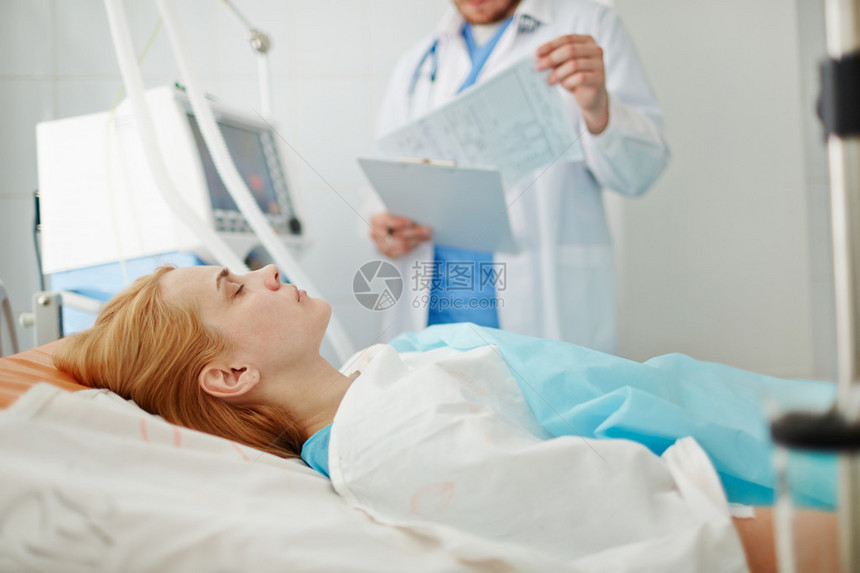 无意识的女人躺在医院的床上图片