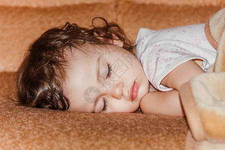 幼儿睡觉有选择图片