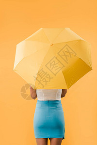 女人背面的视线与雨伞站在一起背景图片