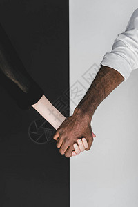 多元文化夫妇握手阴阳概念的一对多文化夫图片