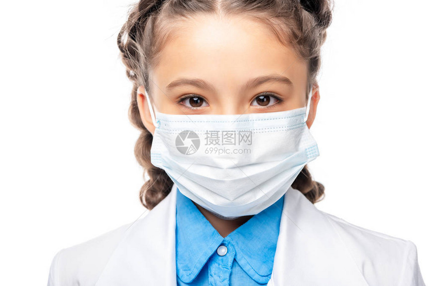 身戴医疗面具的中学生儿童看着在白色上被图片