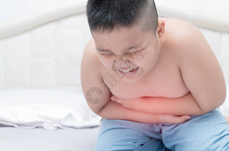 患有床上胃痛的肥胖男孩保健问图片