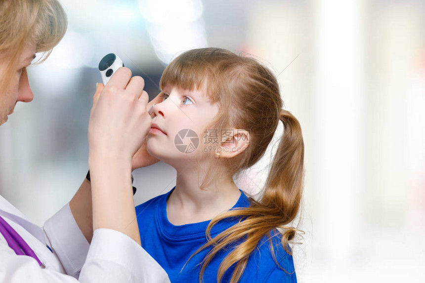 女眼科医生在病房背景下用特殊设备检查小孩眼睛的特写眼部问图片