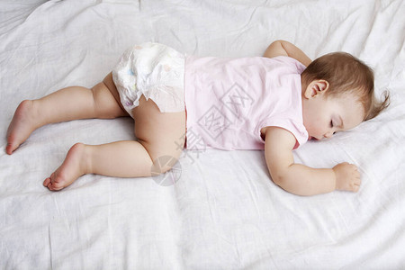 婴儿穿T恤衫尿布睡在肚图片