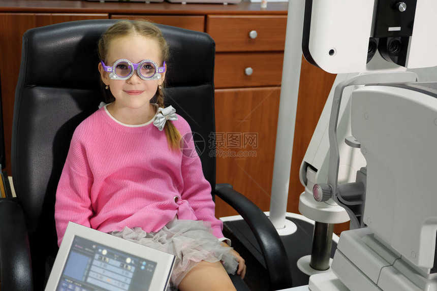 年轻女孩正在接受眼科医生验尸师或眼科医图片