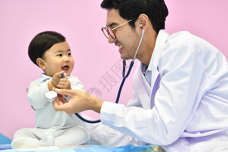 亚洲儿科医生在医院里用听诊器图片