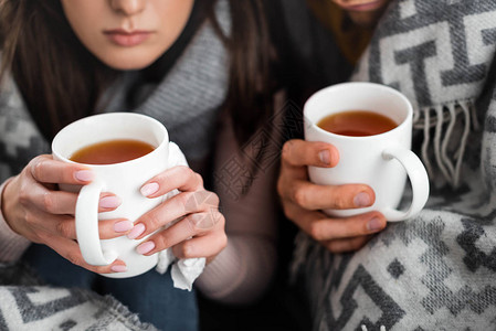 以毛毯包着茶杯的茶团覆盖着生病图片