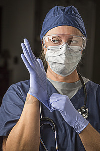 关注的女医生或护士穿戴保护面图片