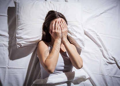 失眠抑郁无眠睡眠障碍沮丧的女人用手图片