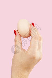 有红指甲的女手握着两个鸡蛋图片
