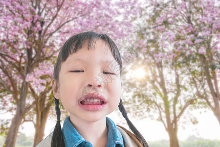 花粉过敏流鼻涕的亚洲小女孩图片