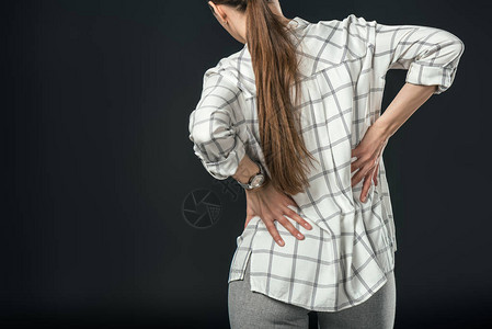 妇女背部疼痛在黑色上隔图片