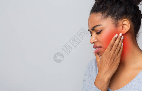 可怜的阿夫罗年轻女人有聪明的牙齿痛摸着她发炎的脸颊图片